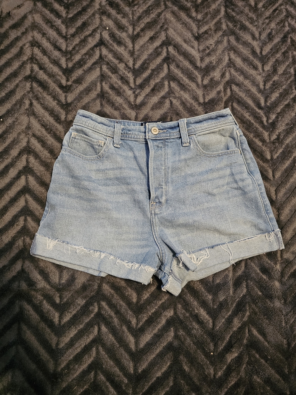 Hollister Ultra High-Rise Mom Denim Shorts Size 5 / W27
